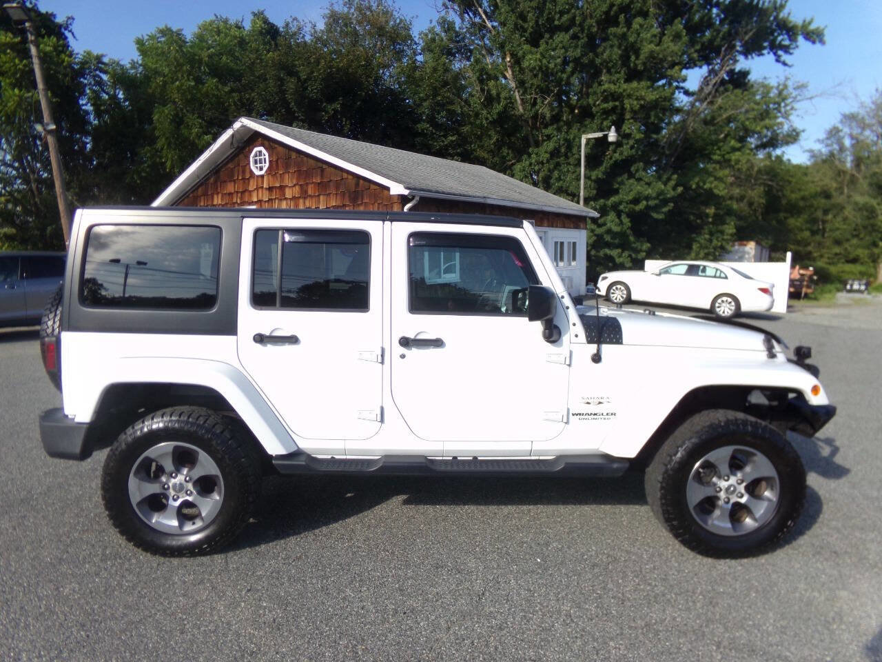 Used 2017 Jeep Wrangler Unlimited Sahara image 6