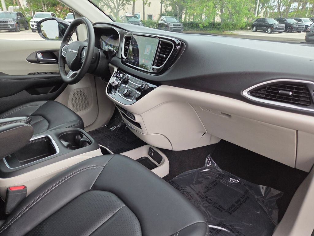 Used 2024 Chrysler Pacifica Touring-L FWD image 14