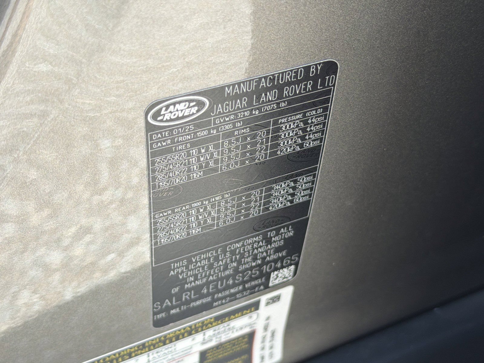 Used 2025 Land Rover Discovery Dynamic SE AWD/4WD image 40