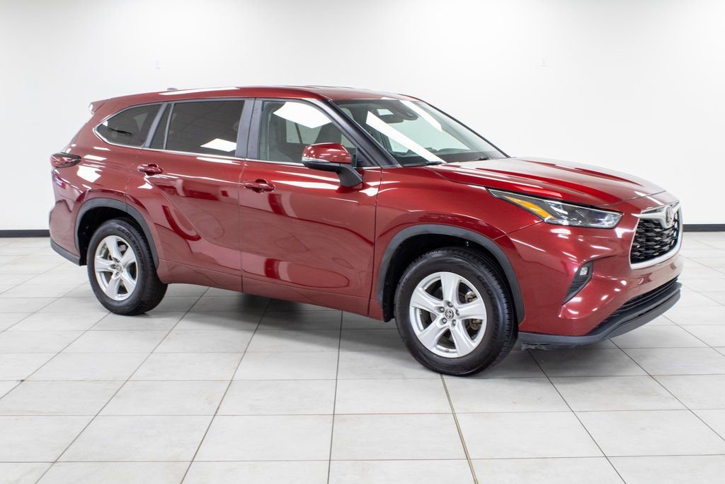 Used 2024 Toyota Highlander LE image 2