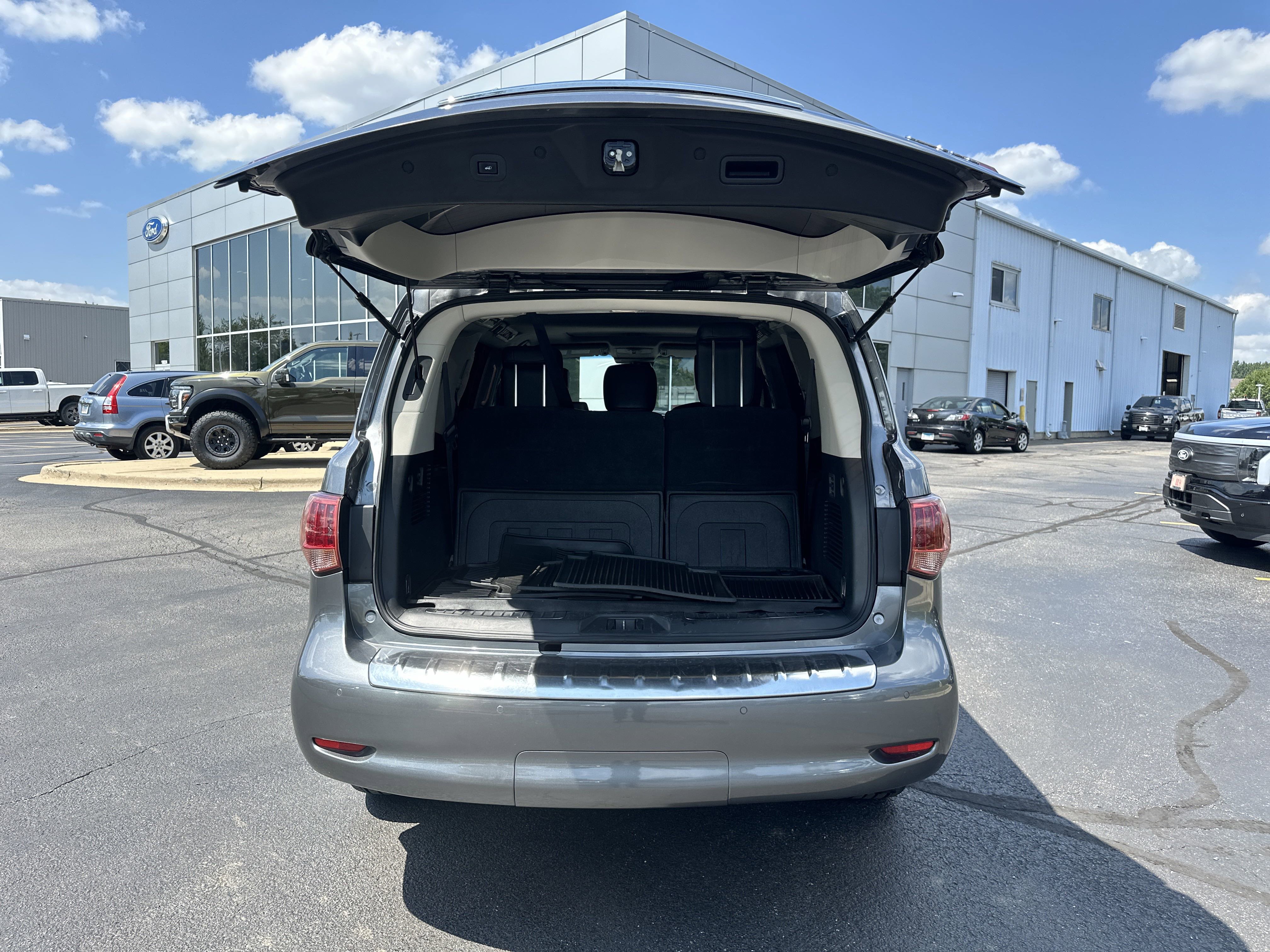 Used 2017 INFINITI QX80 4WD w/ Deluxe Technology Package image 5