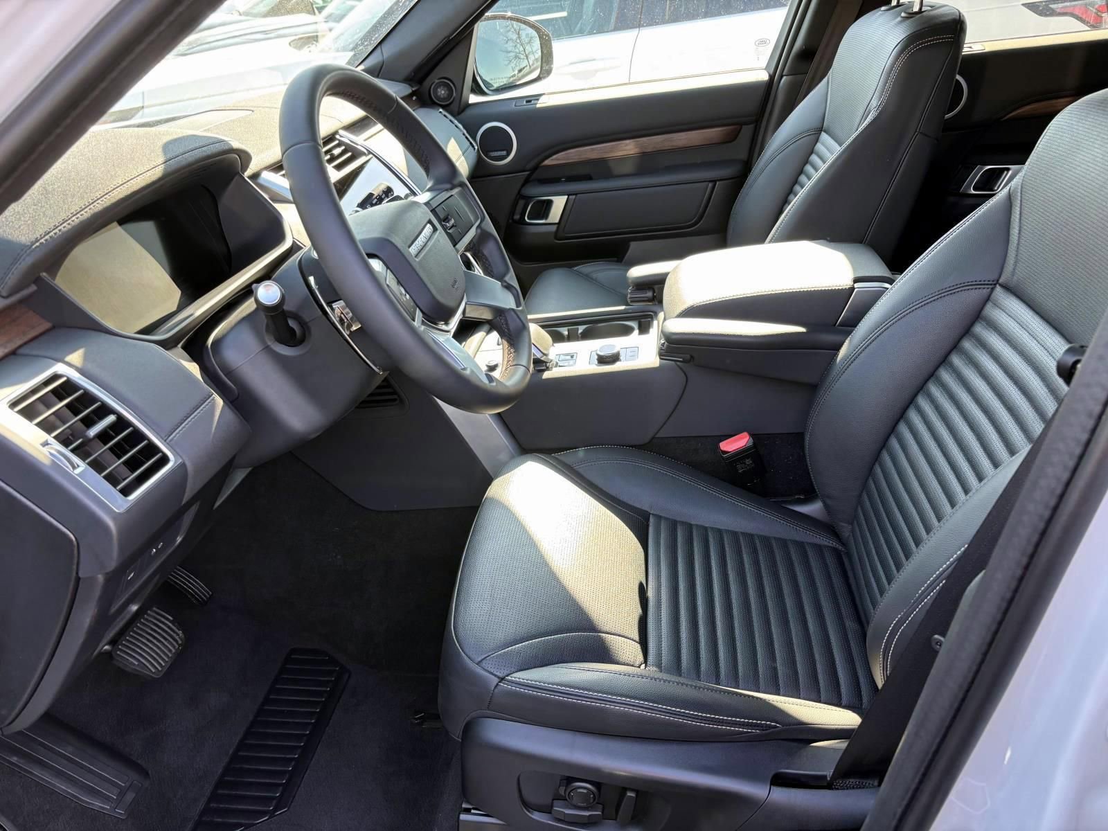Used 2025 Land Rover Discovery S image 11