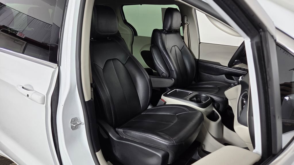 Used 2022 Chrysler Pacifica Touring-L image 37