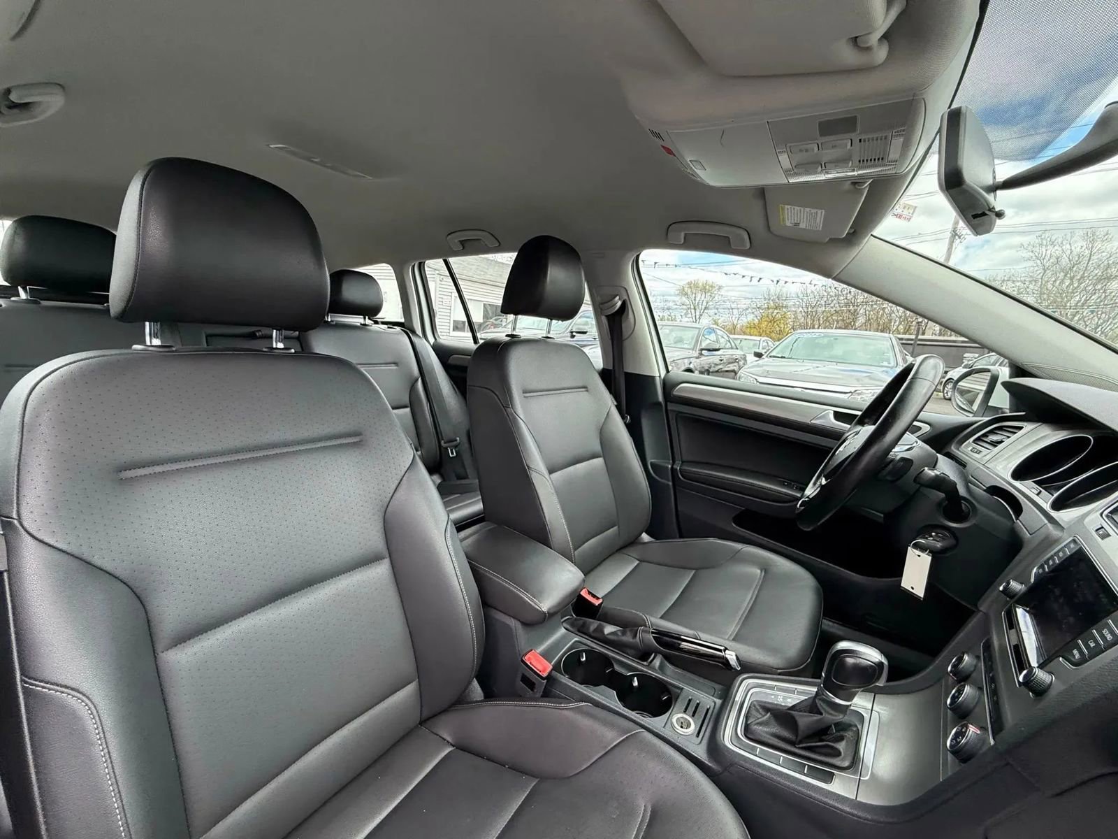 Used 2015 Volkswagen Golf S image 51