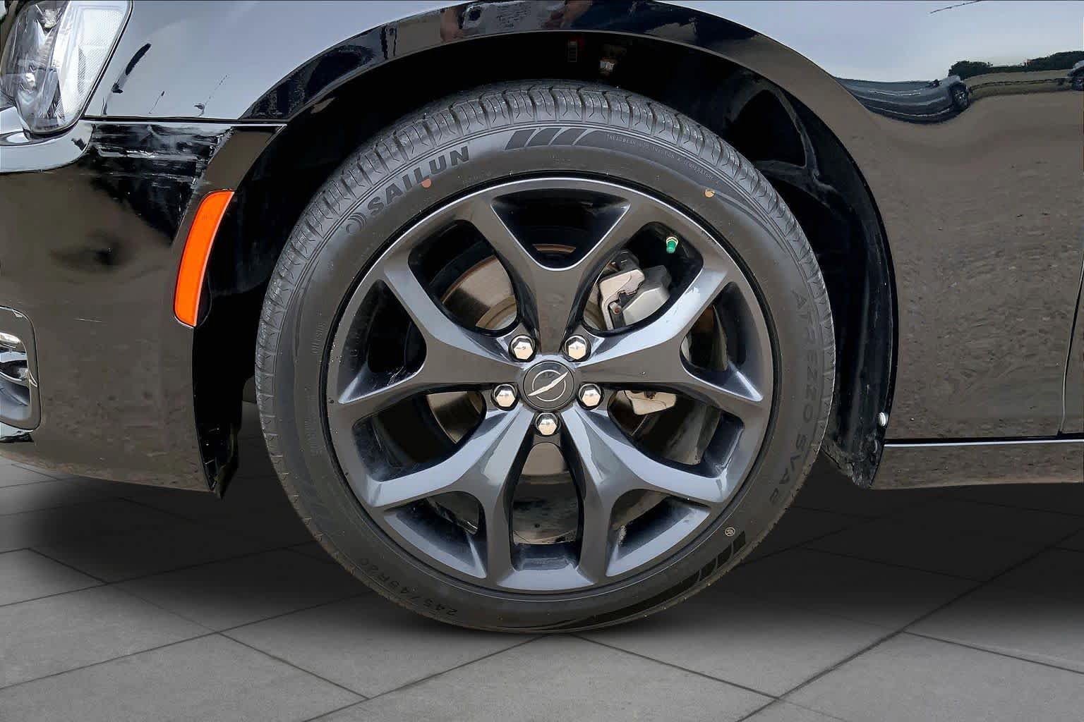 Used 2023 Chrysler 300 Touring w/ Sport Appearance Package RWD image 10