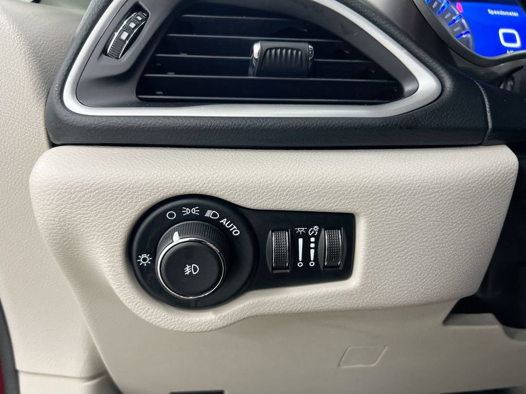 Used 2020 Chrysler Pacifica Touring w/ Advanced Safetytec Group FWD image 18