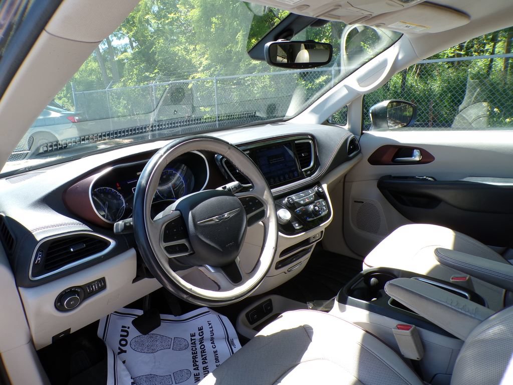 Used 2017 Chrysler Pacifica Limited FWD image 11