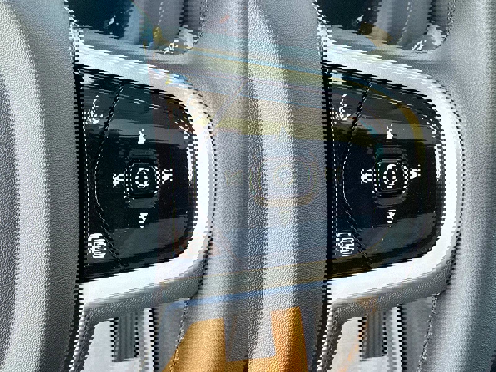 New 2026 Volvo XC60 B5 Plus w/ Climate Package image 27