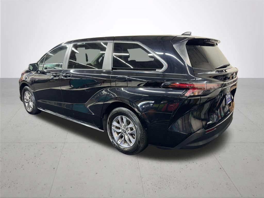 Used 2024 Toyota Sienna LE AWD/4WD image 4