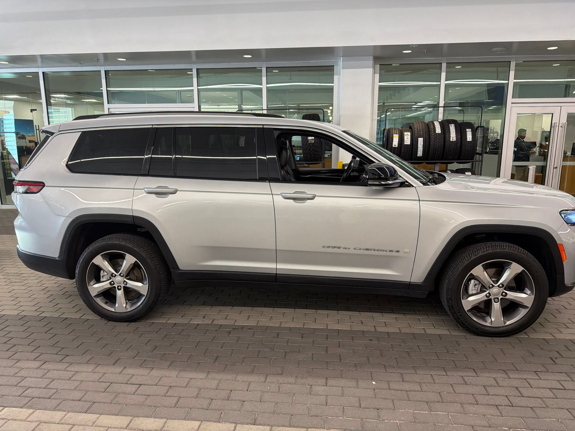 Used 2021 Jeep Grand Cherokee L Limited AWD/4WD image 4