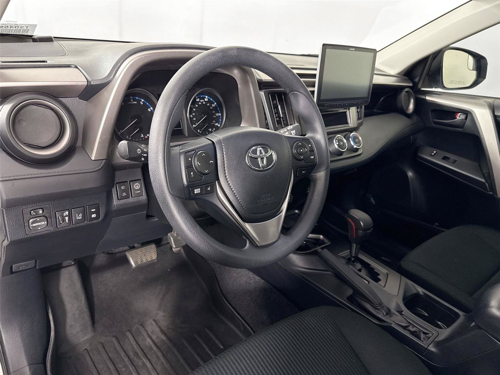 Used 2018 Toyota RAV4 LE FWD image 4