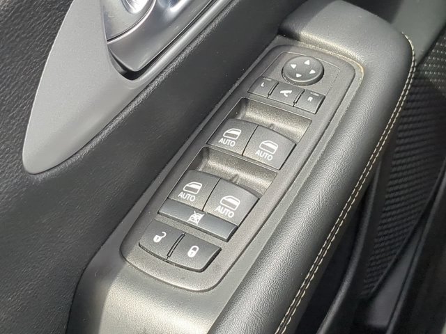 Used 2025 Chrysler Pacifica Limited FWD image 31