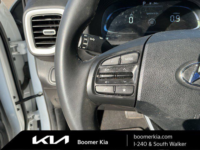 Used 2024 Hyundai Venue Limited image 19