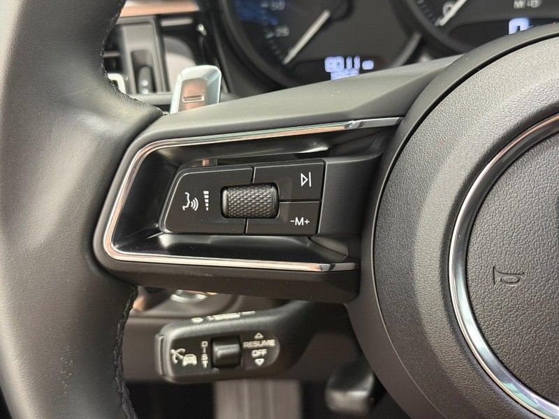 Certified 2025 Porsche Macan AWD/4WD image 20