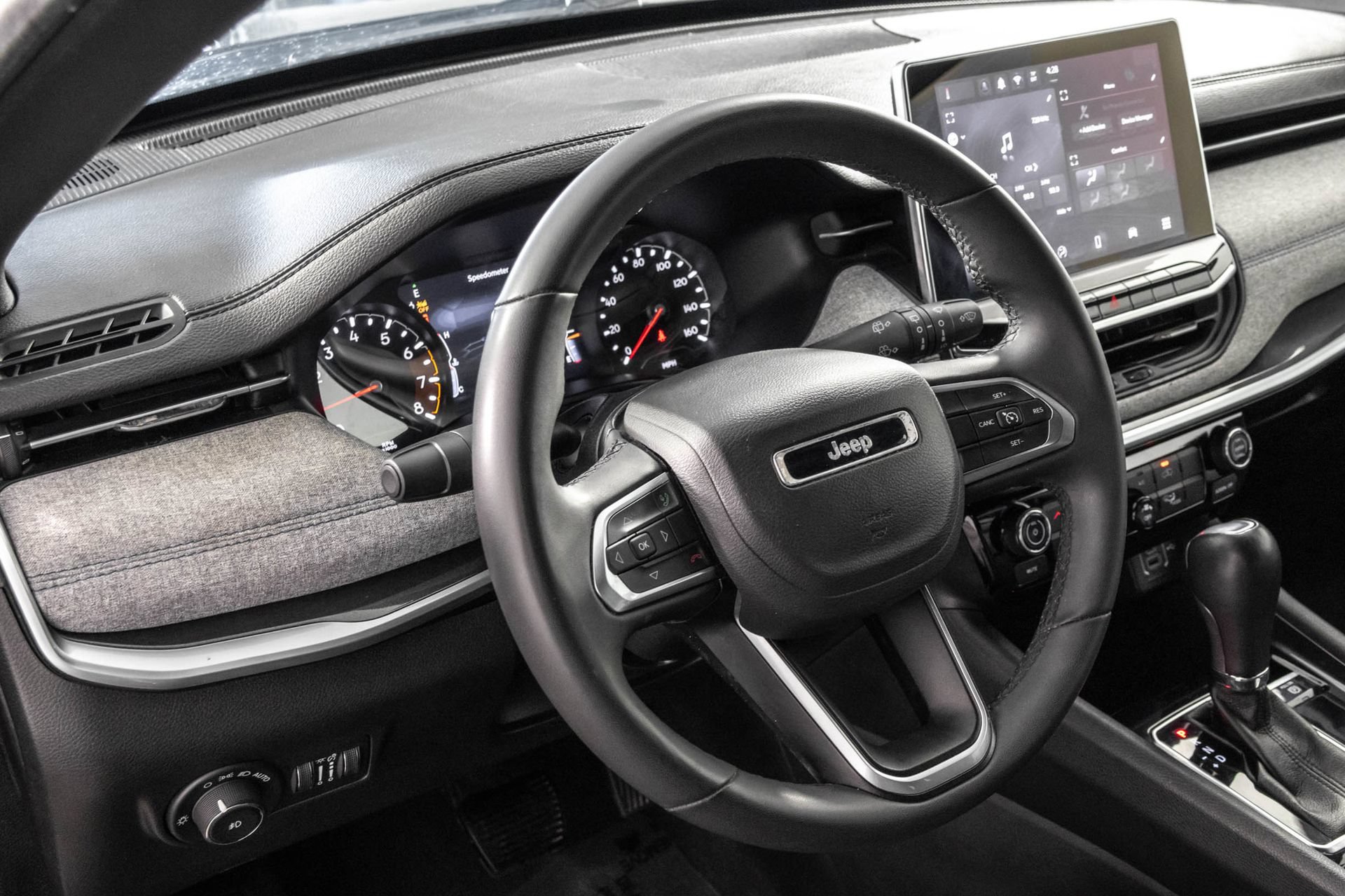 Used 2024 Jeep Compass Latitude AWD/4WD image 32