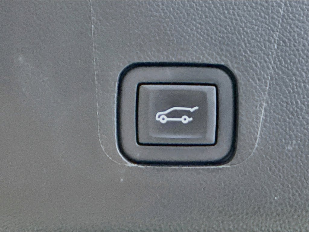 Used 2023 Chevrolet Traverse High Country FWD image 34