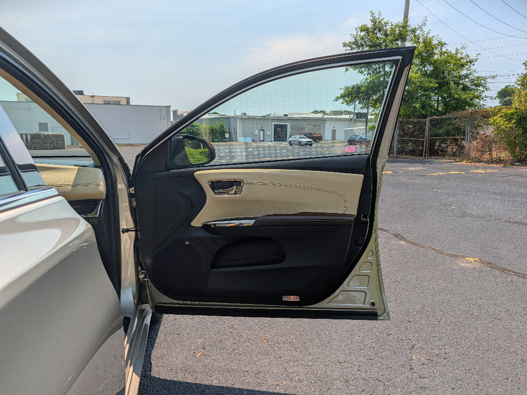 Used 2015 Toyota Avalon Limited FWD image 13