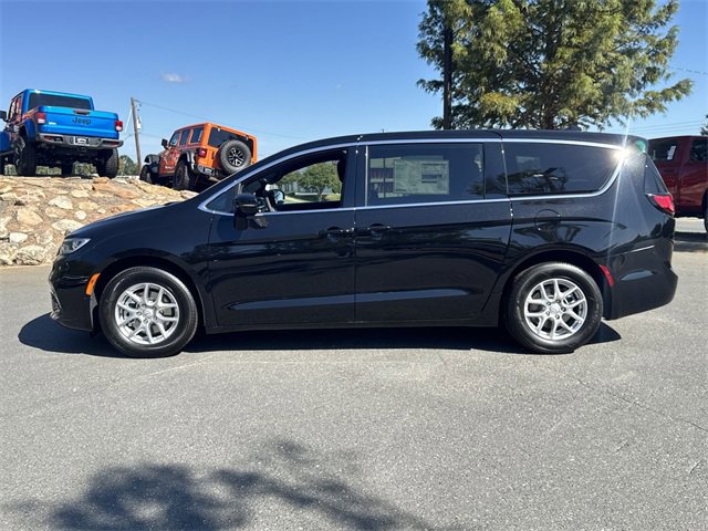New 2026 Chrysler Pacifica Select image 10