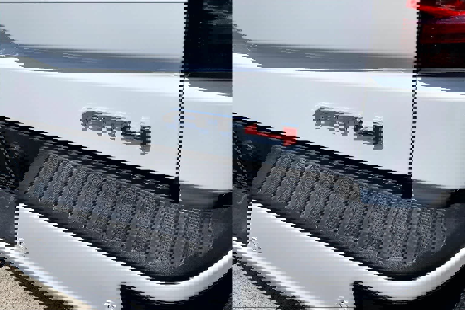 Used 2025 GMC Sierra 1500 AT4 w/ AT4 Premium Package AWD/4WD image 8