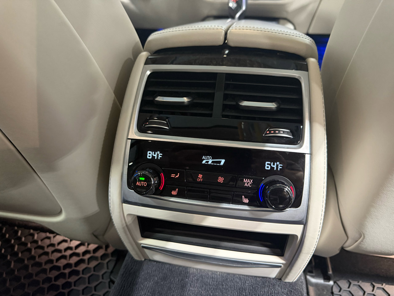 Used 2018 BMW 750i xDrive image 38