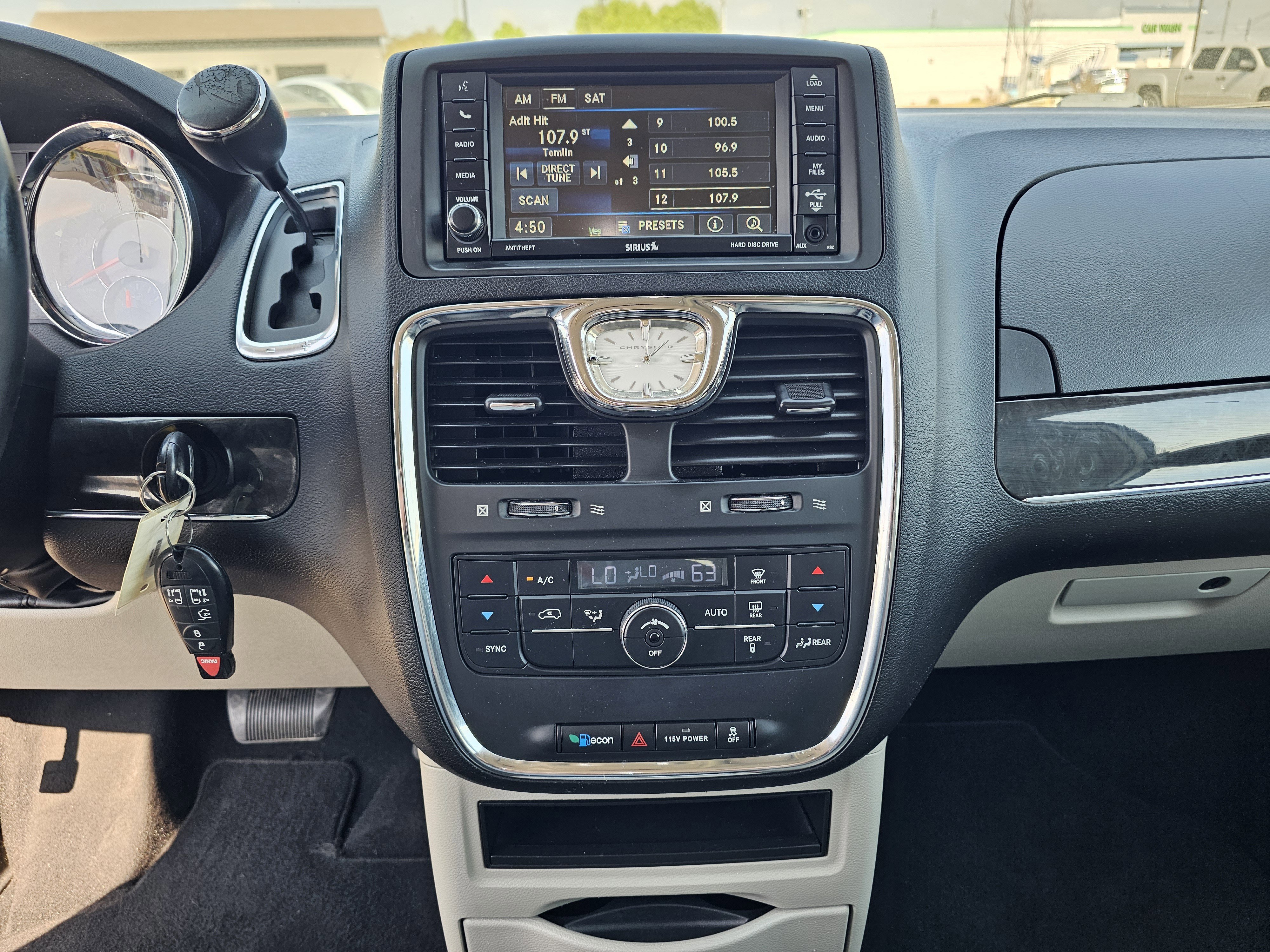 Used 2013 Chrysler Town & Country Touring image 11