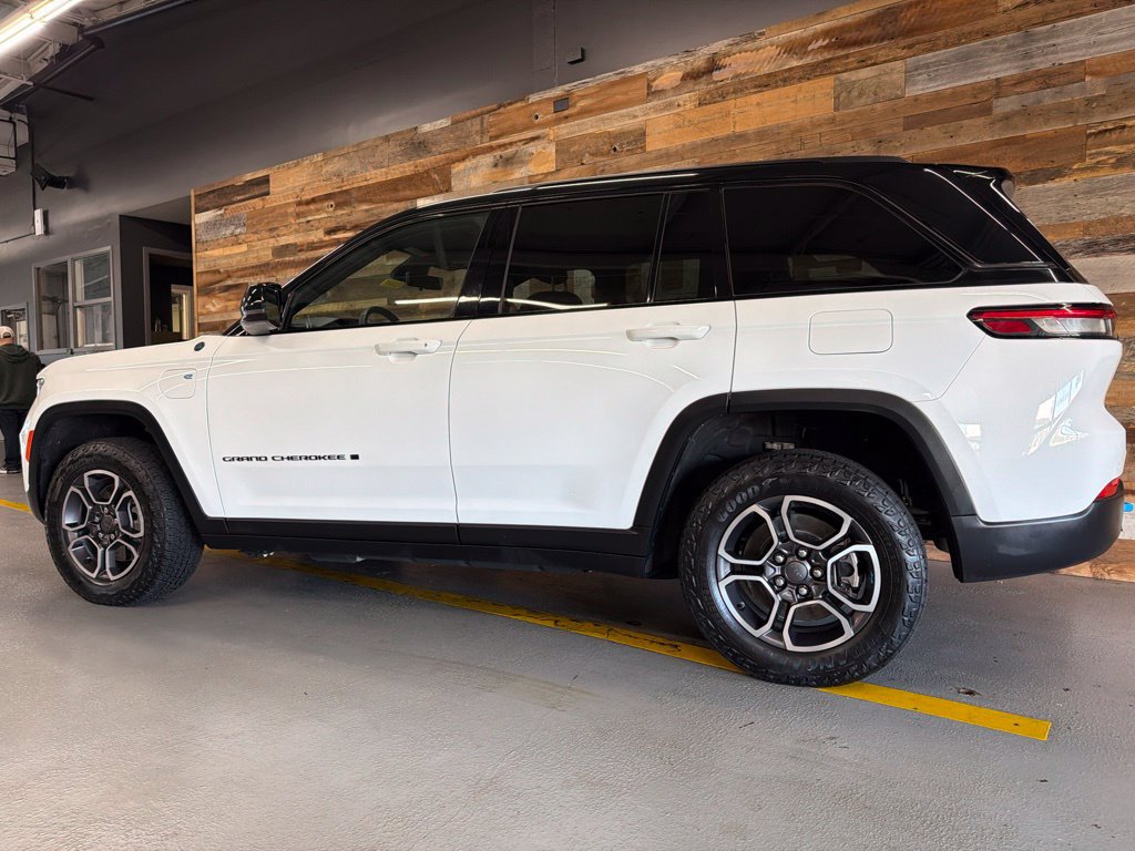 Used 2023 Jeep Grand Cherokee Trailhawk w/ Luxury Tech Group III AWD/4WD image 21