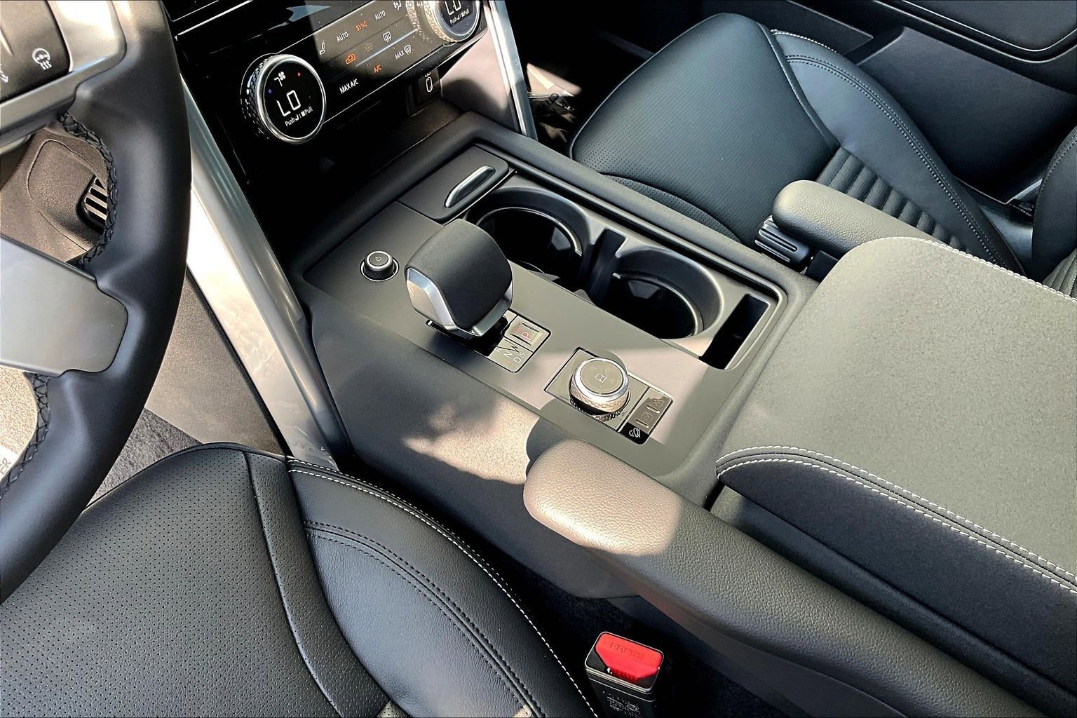 New 2026 Land Rover Discovery Dynamic SE image 8