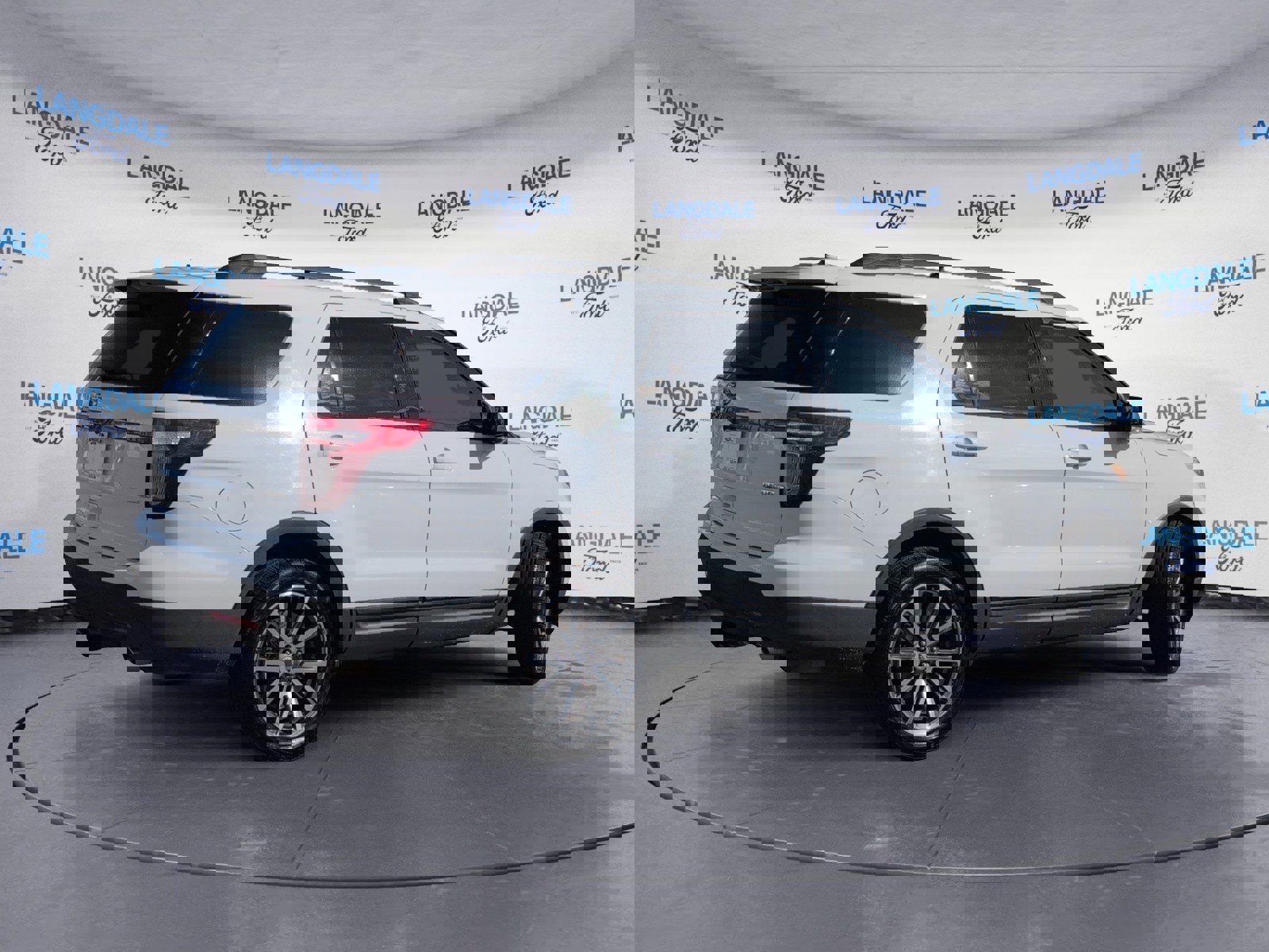 Used 2015 Ford Explorer XLT w/ Equipment Group 202A image 4