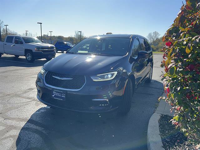Used 2023 Chrysler Pacifica Touring-L FWD image 3