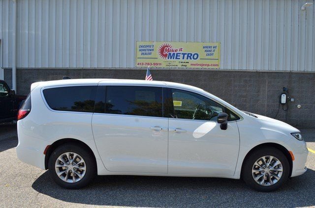 New 2026 Chrysler Pacifica Select image 9