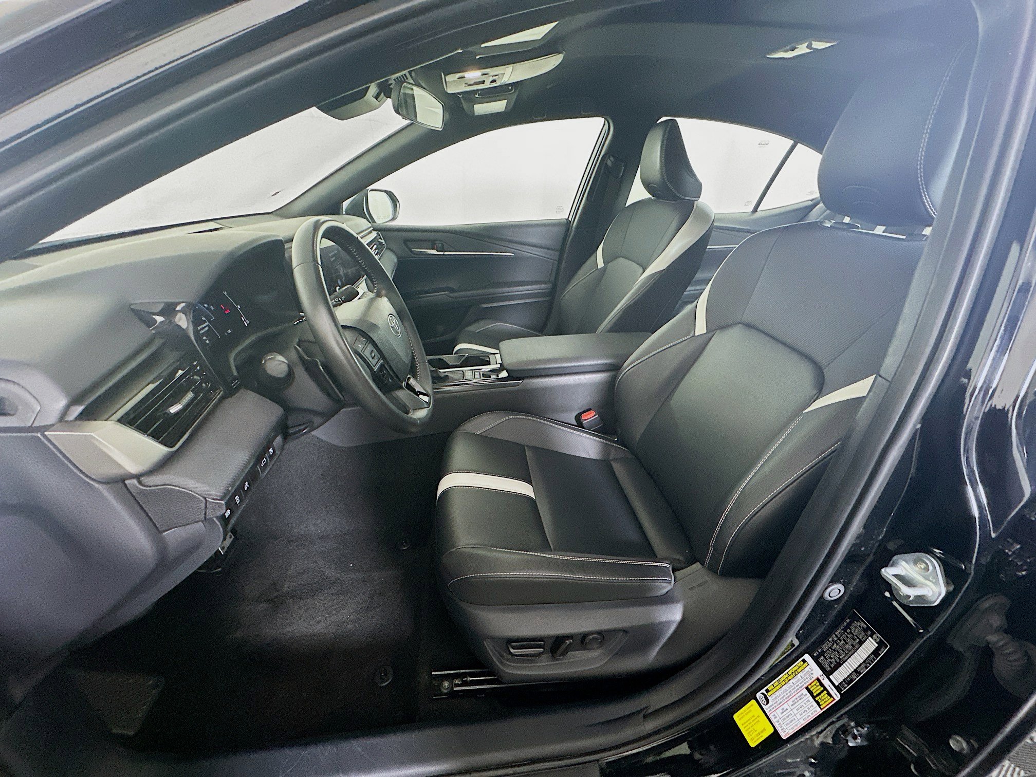 Used 2025 Toyota Camry SE image 13