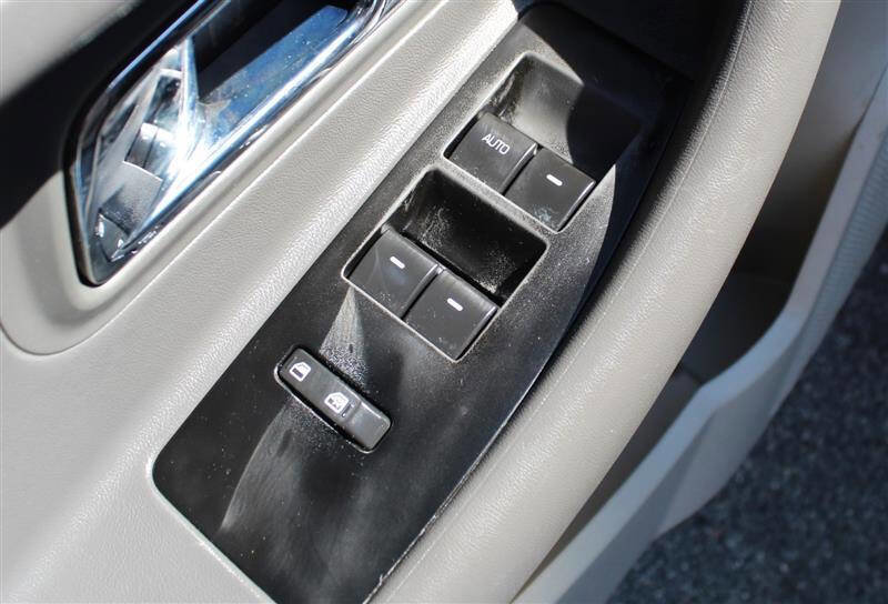 Used 2012 Ford Taurus SEL FWD image 12