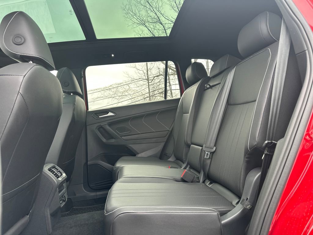 Certified 2024 Volkswagen Tiguan SE R-Line image 13