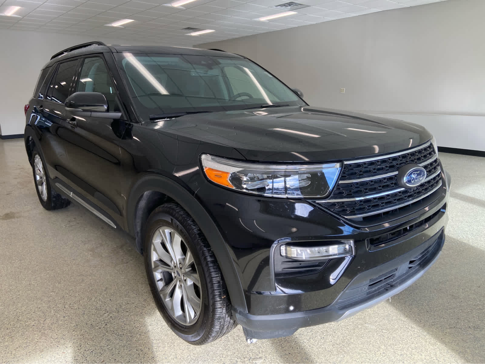 Used 2023 Ford Explorer XLT w/ Equipment Group 202A image 5