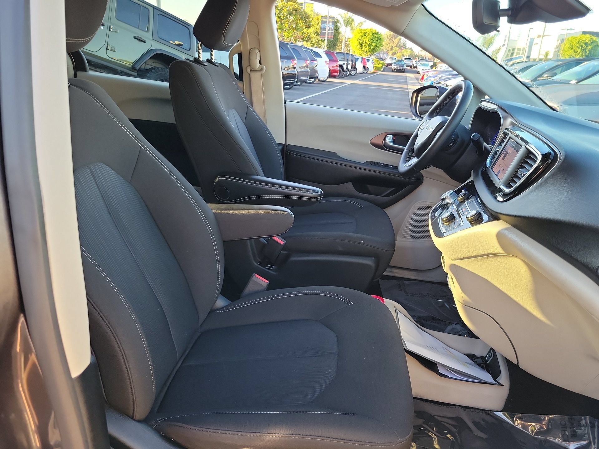 Certified 2023 Chrysler Voyager LX FWD image 21