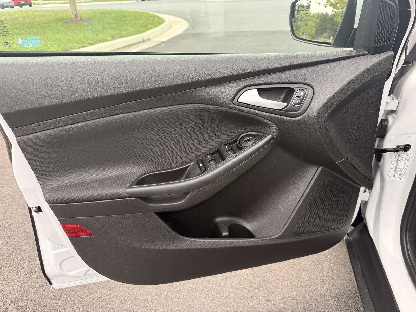 Used 2016 Ford Focus SE w/ SE Power Seat Package FWD image 12