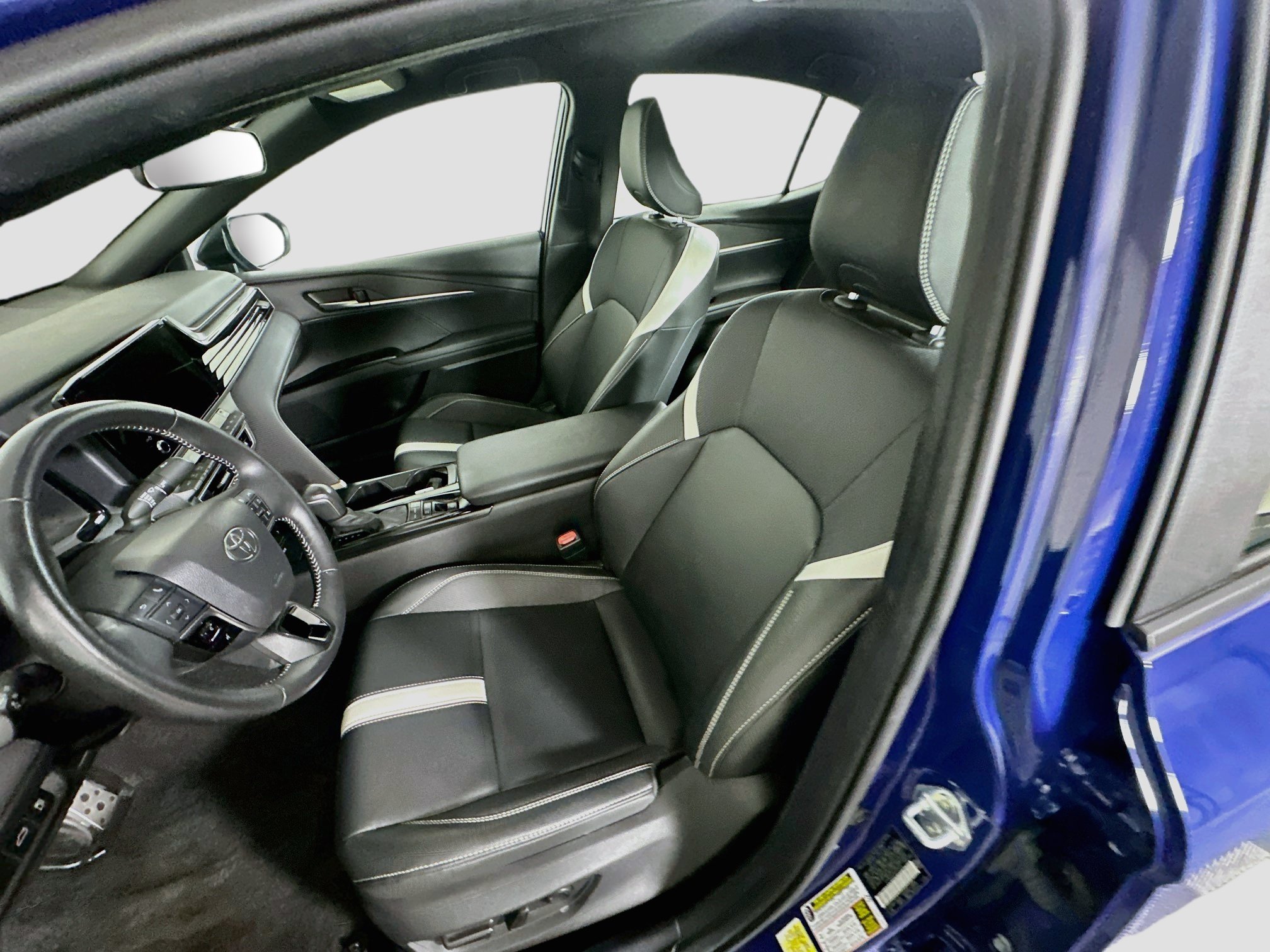 Used 2025 Toyota Camry SE FWD image 13
