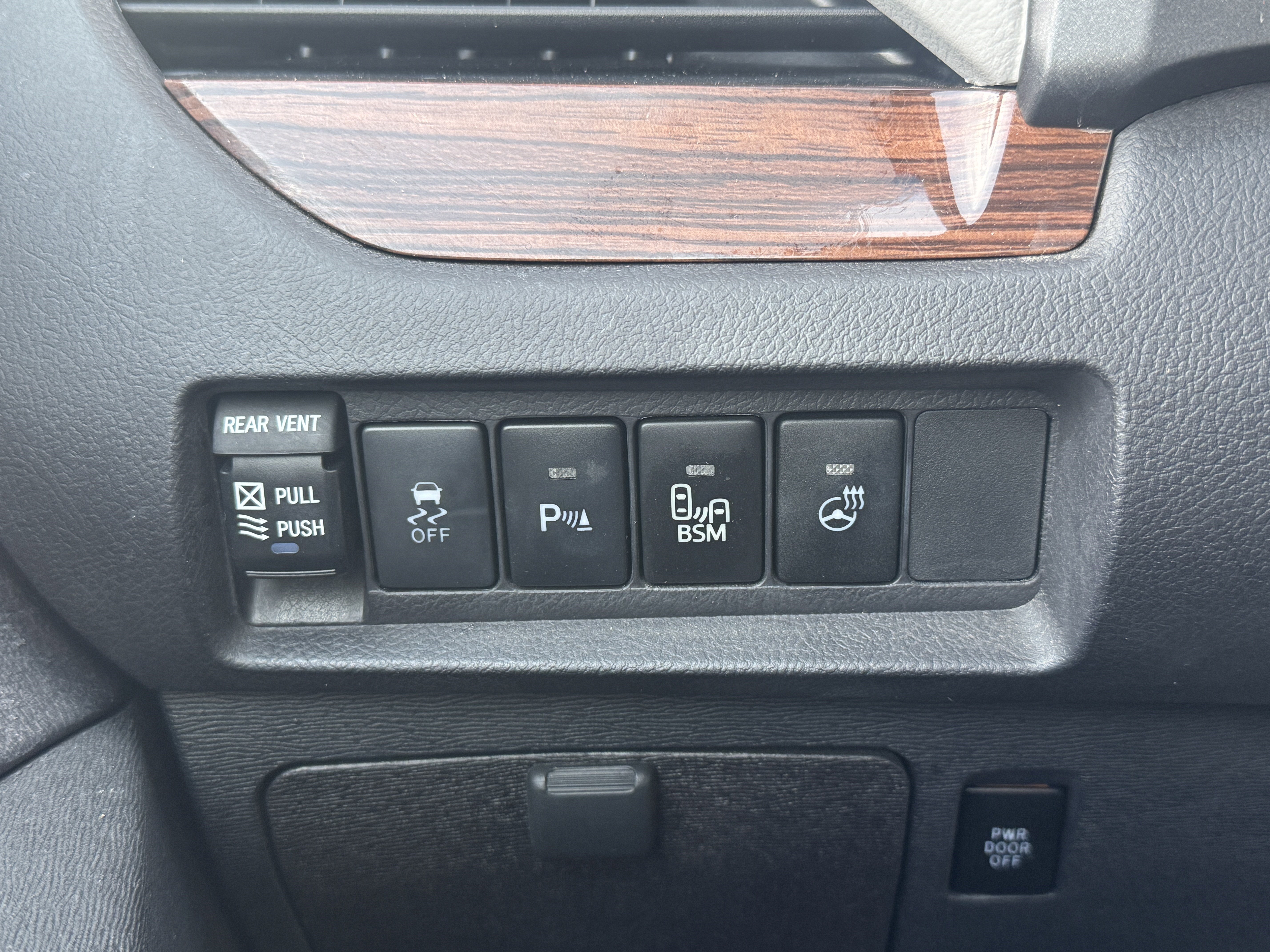 Used 2017 Toyota Sienna Limited image 32