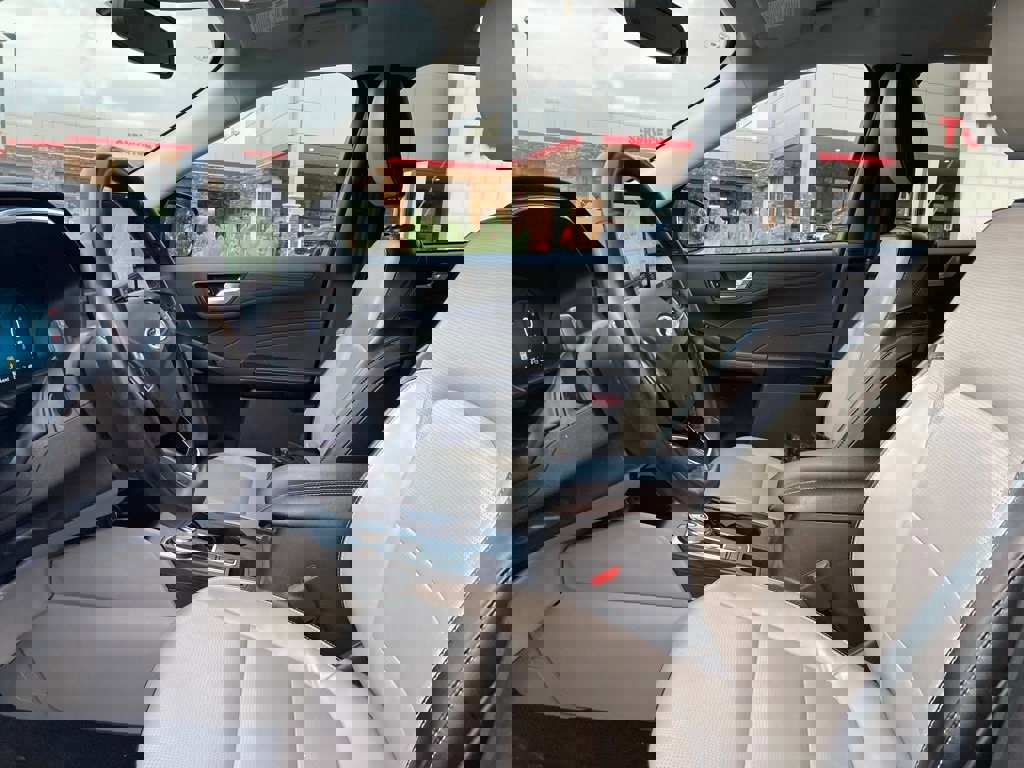 Used 2023 Ford Escape Platinum image 9