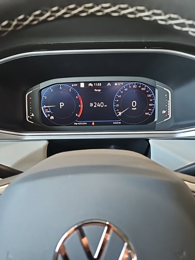 Used 2025 Volkswagen Taos SEL image 34