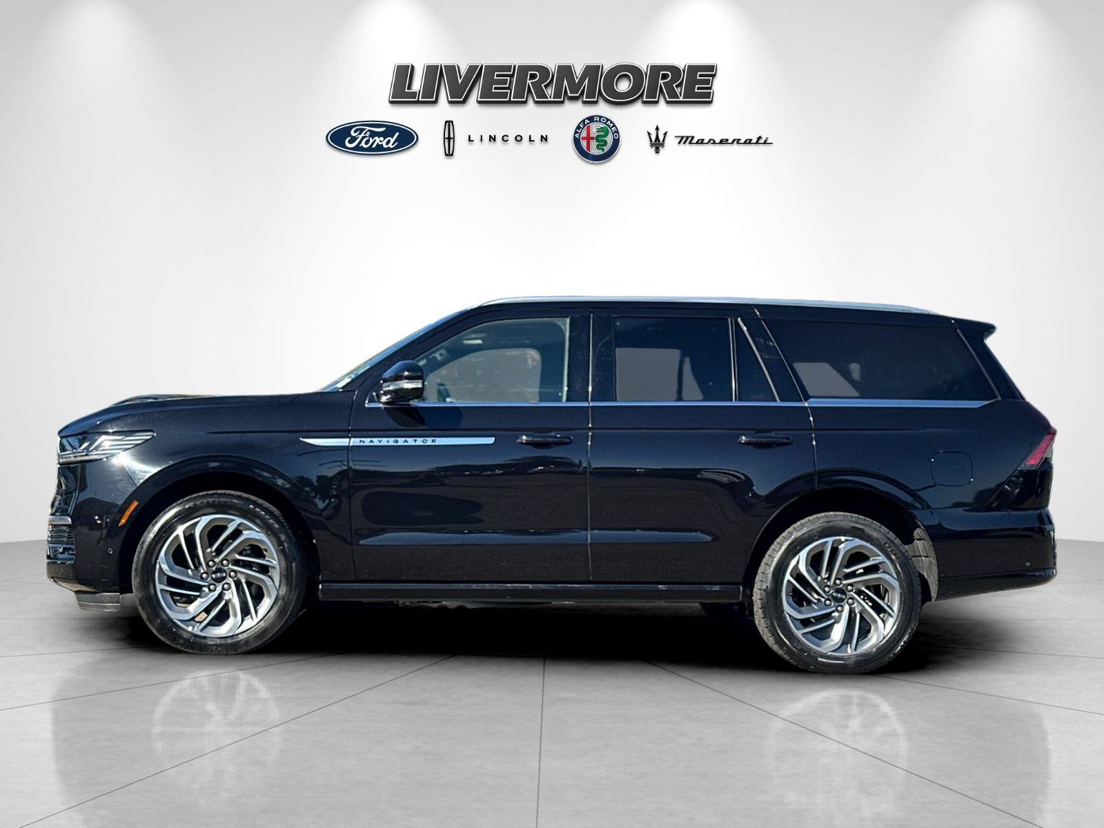 Certified 2025 Lincoln Navigator Reserve AWD/4WD image 6