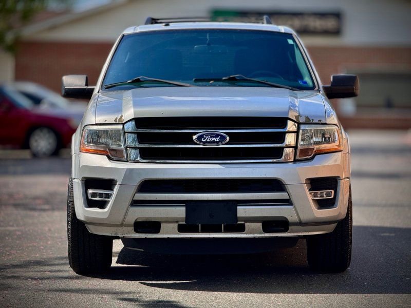 Used 2017 Ford Expedition XLT image 2