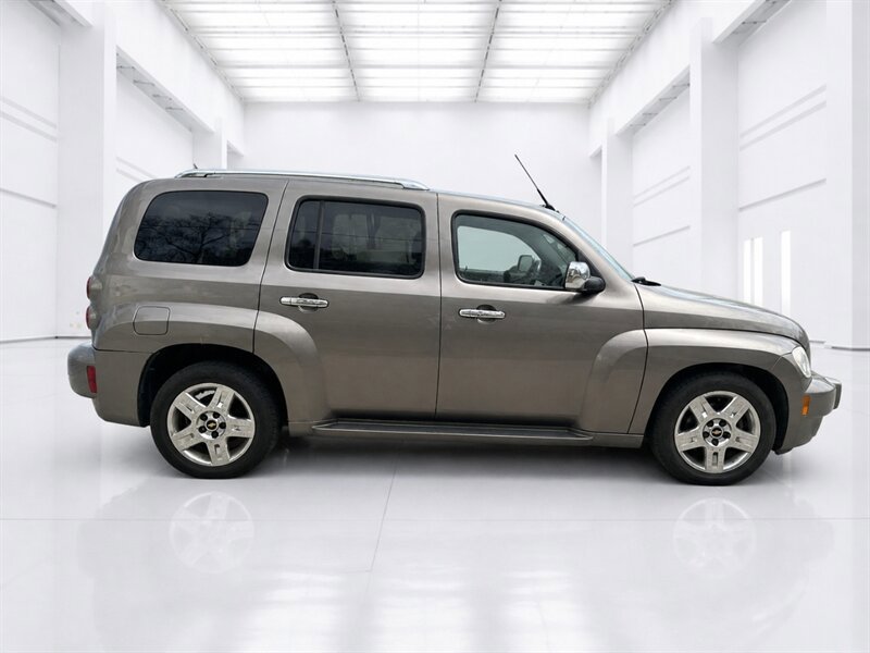 Used 2011 Chevrolet HHR LT FWD image 2