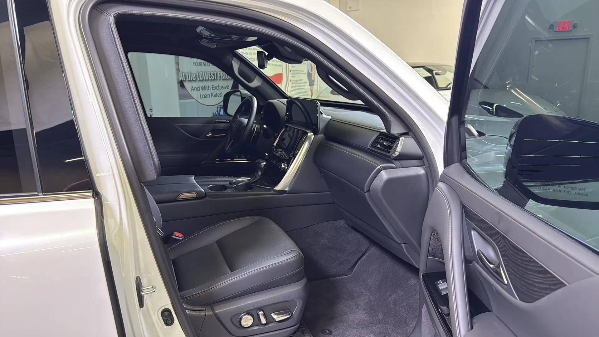 Used 2022 Lexus LX 600 4WD w/ Premium Package image 17