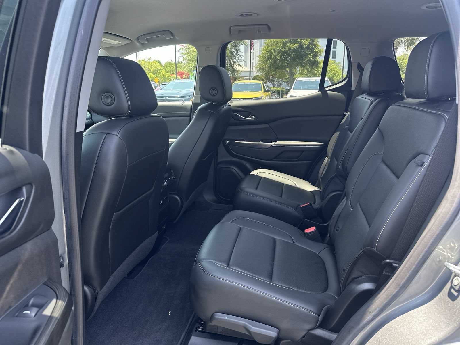Used 2023 GMC Acadia SLT w/ LPO, Floor Liner Package FWD image 31