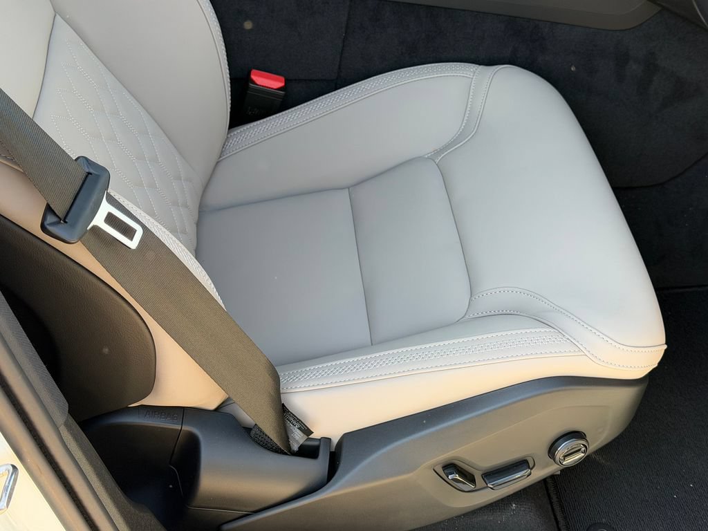New 2026 Volvo XC60 T8 Plus w/ Climate Package AWD/4WD image 8