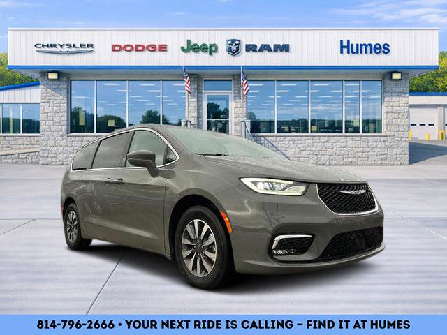 Certified 2022 Chrysler Pacifica Touring-L image 1