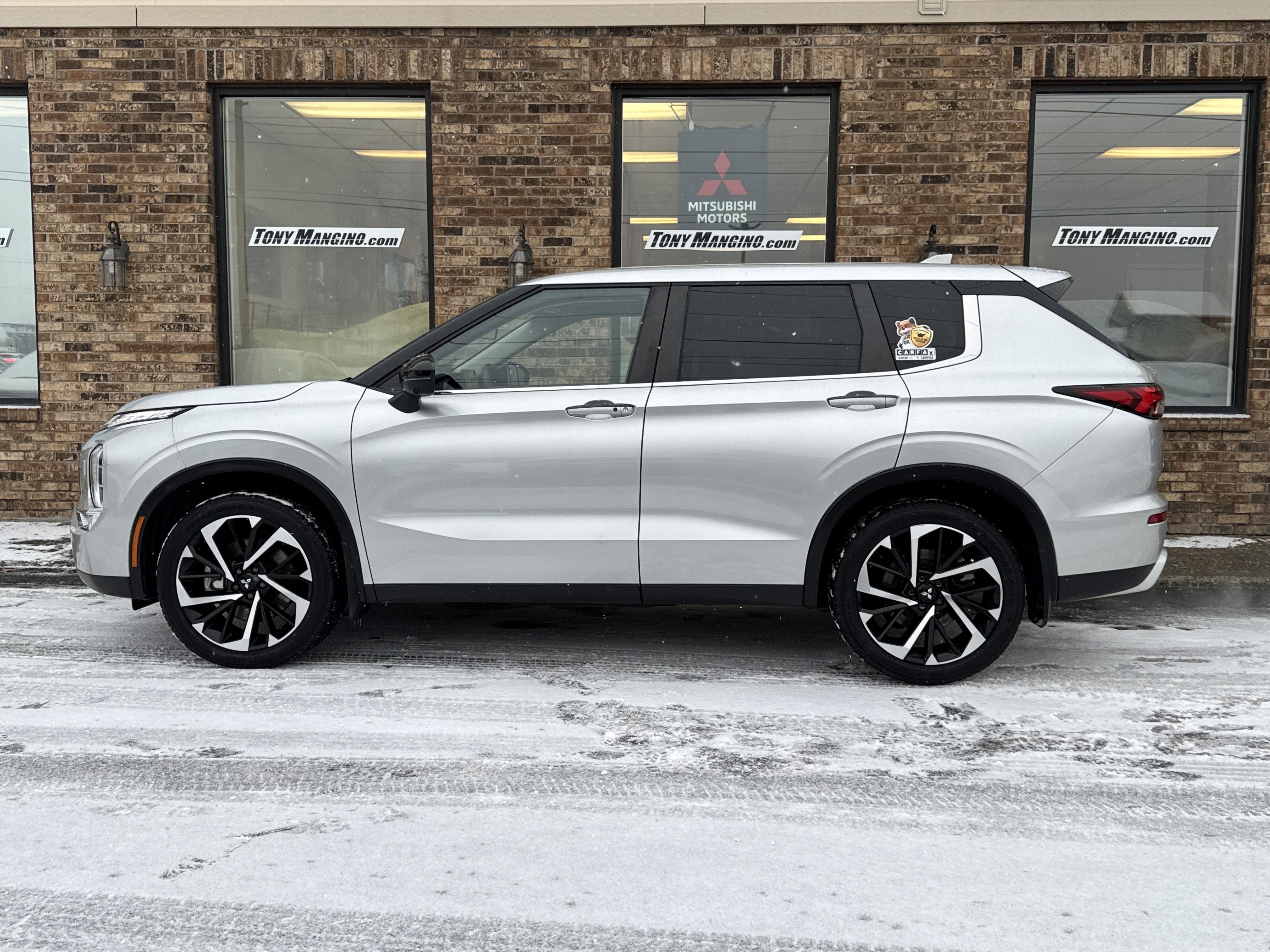 Used 2022 Mitsubishi Outlander SE image 2