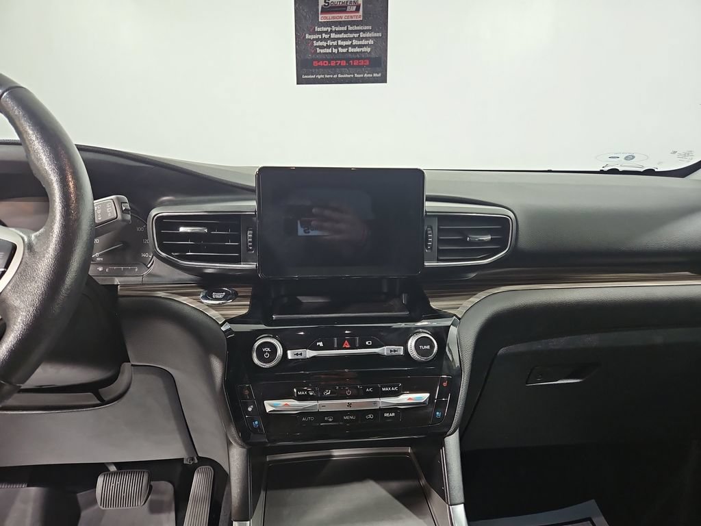Used 2021 Ford Explorer Limited w/ Equipment Group 301A AWD/4WD image 19