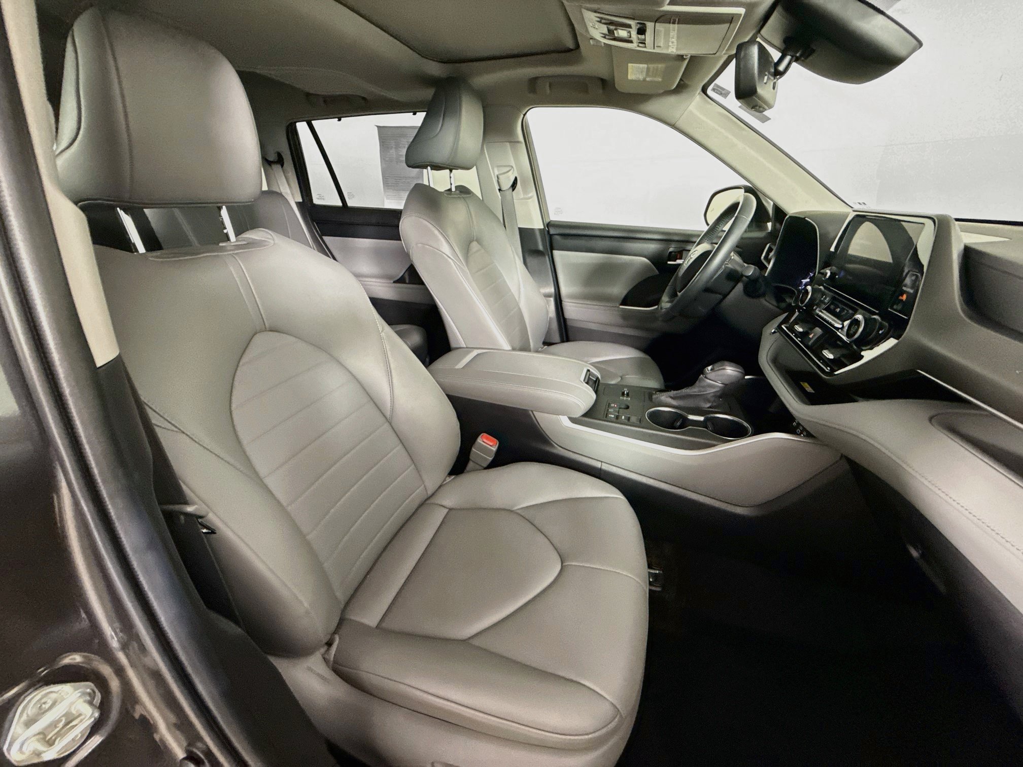 Used 2023 Toyota Highlander XLE FWD image 37